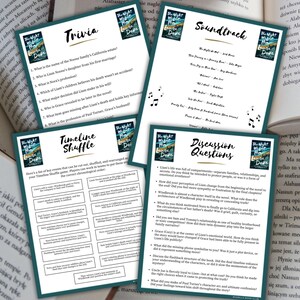 K&ouml;nnte beinhalten: Vier bedruckte Bl&auml;tter mit Text aus "The Night She Disappeared" von Laura Dave, darunter Trivia, eine Timeline-Shuffle, Soundtrack und Diskussionsfragen. Die Bl&auml;tter liegen auf einem Tisch mit offenen B&uuml;chern.