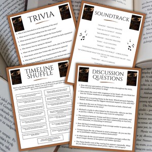 K&ouml;nnte beinhalten: Vier Karten mit braunen R&auml;ndern werden auf einem Buch angezeigt. Die Karten tragen die Titel: Trivia, Timeline Shuffle, Soundtrack und Discussion Questions. Jede Karte zeigt ein Buchcover-Bild.
