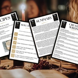 Puede incluir: Cuatro hojas impresas con texto y gr&aacute;ficos est&aacute;n dispuestas sobre una mesa. Las hojas incluyen recetas, un resumen, indicaciones de escritura creativa y preguntas de discusi&oacute;n. Una vela encendida y copas de vino est&aacute;n en el fondo.