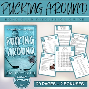 Puede incluir: Una portada de libro con un fondo azul y blanco que presenta el título "Pucking Around" con un palo de hockey y un disco sobre el hielo. La portada del libro está rodeada de páginas imprimibles para una guía de discusión de club de lectura, que incluye una búsqueda de palabras, una palabra revuelta, recetas, rompehielos y una banda sonora.