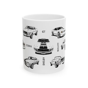 Puede incluir: Taza de cerámica blanca con ilustraciones en blanco y negro de modelos clásicos de Ford Mustang, incluyendo GT, Cobra, Shelby y Bullitt. La taza tiene un acabado brillante y es adecuada para bebidas frías o calientes.