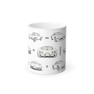 Peut inclure: Mug en céramique blanche avec des dessins au trait noir de différents modèles de Chevrolet Corvette, notamment la Z06, la ZR1, la Stingray et la C8. Chaque modèle est étiqueté avec son nom.