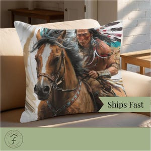 Puede incluir: Cojín cuadrado con una pintura de un nativo americano a caballo. La obra de arte muestra un caballo marrón y al hombre con un tocado de plumas. El cojín tiene un fondo blanco con una pancarta verde que dice "Ships Fast".