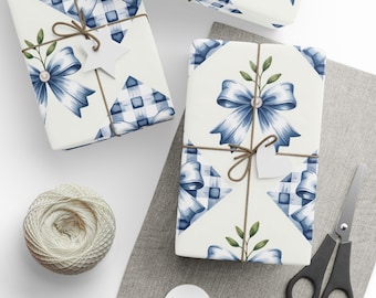 Elegante papel de regalo floral, papel de regalo de cuadros vichy con lazo azul para cumpleañera, diseño coqueto para su fiesta.