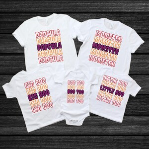 Puede incluir: Camisetas blancas y un body para beb&eacute; con texto de Halloween. Las camisetas dicen "DADCULA", "MOMSTER", "BIG BOO", "BOO TOO" y "LITTLE BOO" en naranja, morado y rojo. El body es blanco.