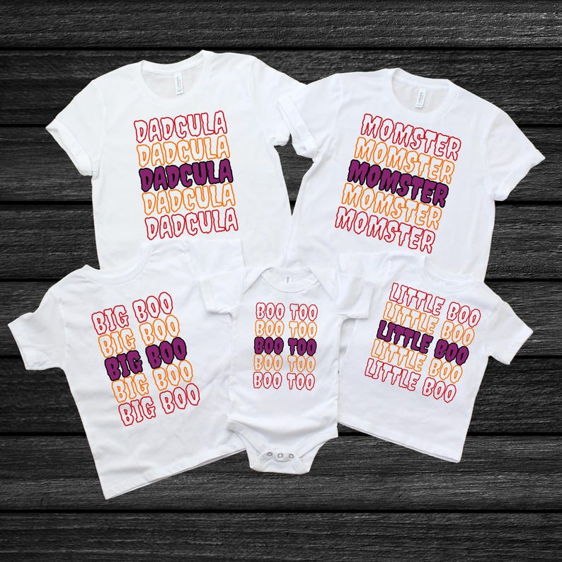 Puede incluir: Camisetas blancas y un body para beb&eacute; con texto de Halloween. Las camisetas dicen "DADCULA", "MOMSTER", "BIG BOO", "BOO TOO" y "LITTLE BOO" en naranja, morado y rojo. El body es blanco.
