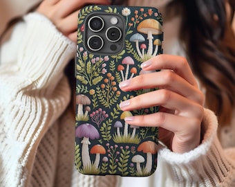 Könnte beinhalten: Dunkle Handyhülle mit einem farbenfrohen Pilz- und Blumenmuster. Die Hülle hat einen schwarzen Hintergrund mit Illustrationen verschiedener Pilze in Orange-, Lila- und Beigetönen, zusammen mit grünem Laub und kleinen Blumen. Der Text unten lautet "Just like the picture, very beautiful, I love it!"