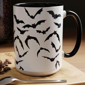 Taza de café de murciélago de Halloween con patrón de murciélago volador aterrador, taza gótica en blanco y negro, regalo de Halloween lindo y espeluznante para amantes del café, regalo para maestros