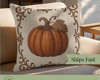 Op de afbeelding: Vierkant decoratief kussen met een pompoenontwerp. Het kussen heeft een gedetailleerde oranje pompoen met een steel en blad, tegen een beige achtergrond. Een bruine decoratieve rand omlijst de pompoen. De tekst "Ships Fast" is zichtbaar.
