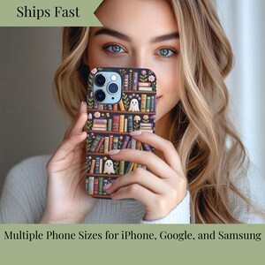 Funda para teléfono con diseño de estantería fantasmal bordada, regalo para amantes de los libros, funda para teléfono de Halloween, decoración fantasmal, accesorio literario, ambiente acogedor.