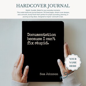 以下が含まれることがあります： 「Documentation because I can't fix stupid」というテキストが入った黒いハードカバーのジャーナル。ジャーナルには、下部に「Sam Johnson」という名前も含まれています。ジャーナルは人が持っています。
