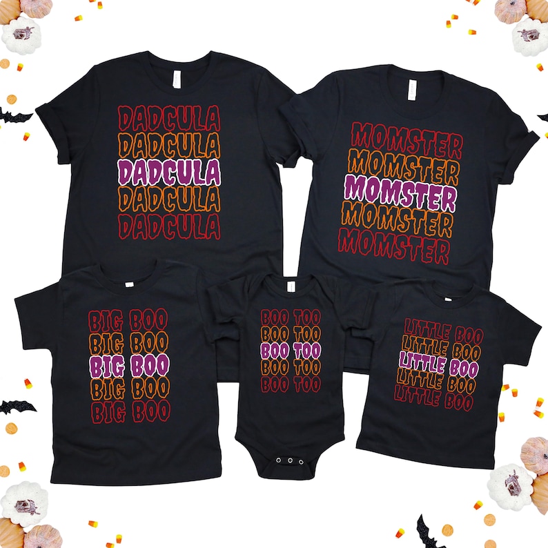 Puede incluir: Un conjunto de camisetas negras y un body con tem&aacute;tica de Halloween. Las camisetas presentan las frases "DADCULA", "MOMSTER", "BIG BOO", "BOO TOO" y "LITTLE BOO" en un dise&ntilde;o apilado con letras naranjas, moradas y rojas.