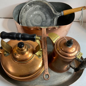 Puede incluir: Un juego de utensilios de cocina de cobre vintage, que incluye una tetera, una tetera, una sartén y una bandeja. Los utensilios de cocina están en buen estado y tienen una hermosa pátina.