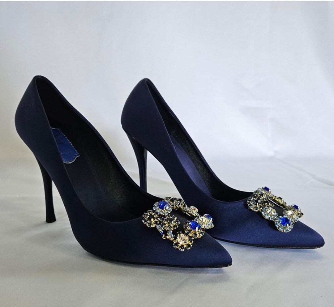 【送料 関税込】ROGER VIVIER Crystal-embellished satin pumps Crystal-embellished satin pumps in black - Roger Vivier
