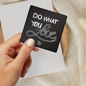 Adesivo in vinile con promemoria positivo "Fai ciò che ami", adesivo per la cura di sé, adesivo motivazionale, adesivo per affermazione del laptop