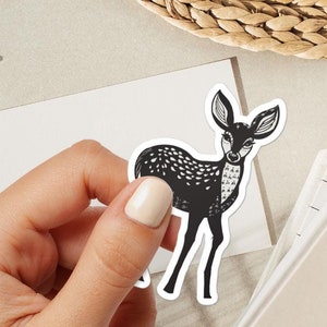 Simpatico adesivo in vinile Bambi, adesivo animale scandinavo bianco nero, decalcomania dei cervi, regalo per gli amanti degli animali selvatici, adesivo dei cervi