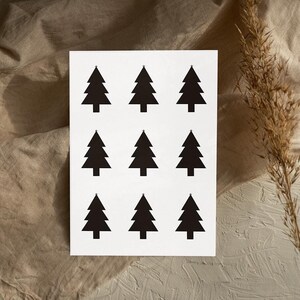 Weihnachtskarte mit 9 schwarz-weißen Tannenbäumen – minimalistisches skandinavisches Design,  Postkarte für Feiertage, Winter Grusskarte