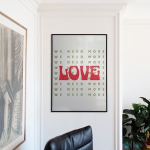 Stampa di testo n. 3 I Poster tipografico minimalista con cornice su carta opaca rosso verde I Abbiamo bisogno di più amore Wall Art