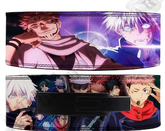 Peut inclure: Une ceinture de musculation noire avec un motif d'anime coloré mettant en scène des personnages aux cheveux roses, bleus et rouges. La ceinture est dotée d'une boucle en métal noir.