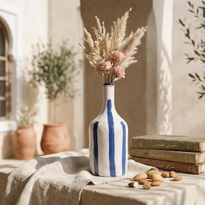 Vase bouteille rayé fait main – Vase marocain en céramique 24 cm – Décoration campagne chic – Vase fleurs bohème – Pièce unique artisanale