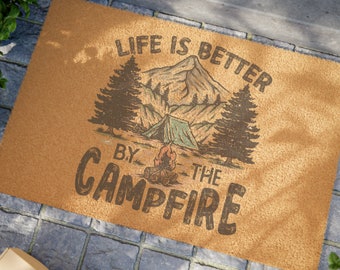 Camper Doormat Camping Gift Mat Idea Al aire libre Amantes de la naturaleza Regalo Cabina Lodge Decoración Nómada Alfombra Wanderlust Mat Fogata en la montaña Amigos estera