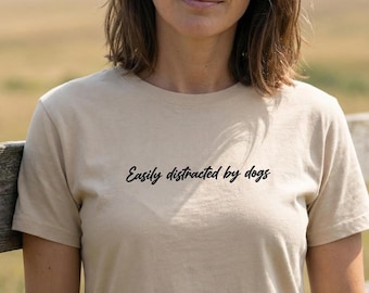 Camiseta para amantes de los perros – Camiseta extragrande «Me distraigo fácilmente con los perros» – Camiseta negra y beige para dueños de perros