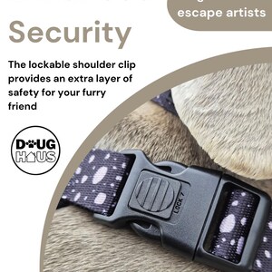 Puede incluir: Un arn&eacute;s para perro con estampado en blanco y negro con una hebilla de pl&aacute;stico negro que tiene un cierre. El texto "LOCK 7" est&aacute; impreso en la hebilla. El arn&eacute;s est&aacute; en un perro.