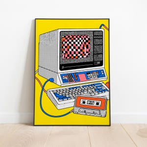 Puede incluir: Una lámina artística enmarcada sobre un fondo amarillo brillante que muestra un ordenador retro con un patrón de pantalla a cuadros en blanco y negro, un teclado blanco con teclas azules y un casete naranja conectados por cables azules y rosas.