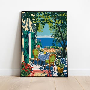 Stampa artistica da parete costiera - Terrazza mediterranea sopra il mare, poster con vista sull'oceano e giardino soleggiato, ideale come regalo per la decorazione della casa.