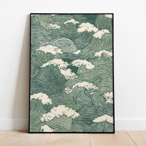 Può includere: Stampa artistica incorniciata raffigurante onde oceaniche stilizzate. L'opera d'arte utilizza una tavolozza di verdi e bianco sporco, con le onde rese in linee curve. La stampa è incorniciata con un bordo nero.