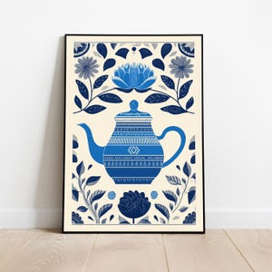 Può includere: Una stampa artistica incorniciata con una teiera blu dai motivi intricati, circondata da fiori e foglie blu stilizzati su sfondo crema. La teiera ha un design dettagliato ed è il punto focale dell'opera d'arte. Il tema generale è floreale e decorativo.