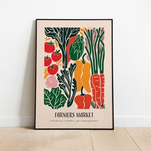 Pode incluir: Um cartaz colorido com o texto "Farmers Market" e uma ilustração estilizada de vários vegetais, incluindo tomates, pimentões, cenouras, alcachofras e verduras de folhas verdes. O cartaz tem um fundo branco com uma moldura preta.