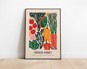 Op de afbeelding: Een kleurrijke poster met de tekst "Farmers Market" en een gestileerde illustratie van verschillende groenten, waaronder tomaten, paprika's, wortels, artisjokken en bladgroenten. De poster heeft een witte achtergrond met een zwarte lijst.