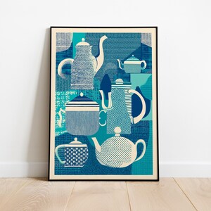 Puede incluir: Una impresión abstracta azul y blanca con una colección de teteras y cafeteras en un patrón geométrico.