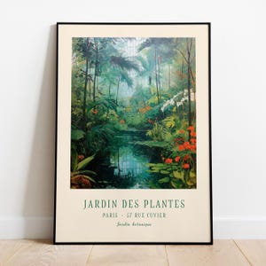 Op de afbeelding: Een vintage poster met een schilderij van een weelderige, groene botanische tuin met een klein vijvertje en een glazen dak. De tekst op de poster luidt "JARDIN DES PLANTES PARIS - 57 RUE CUVIER Jardin botanique".