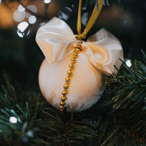 Ręcznie robione aksamitne bombki choinkowe: ecru i złote ozdoby choinkowe (zestaw 12 sztuk)