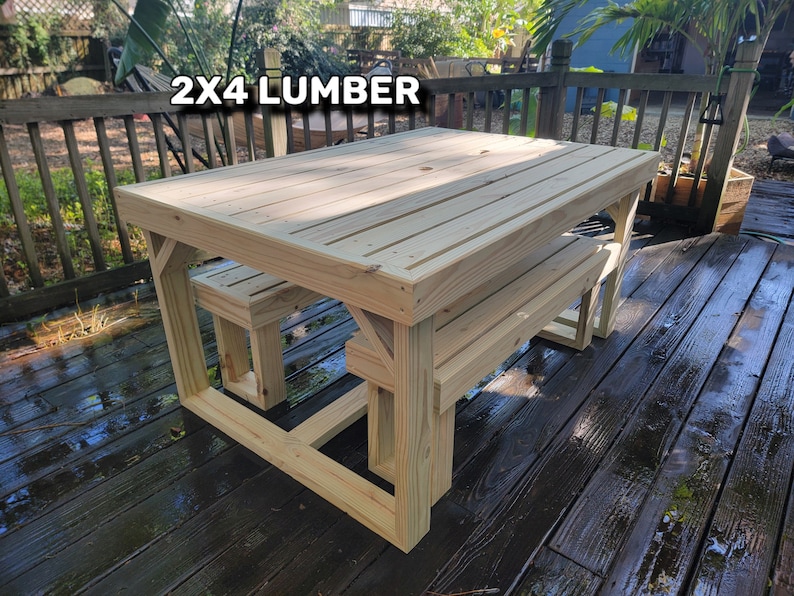 K&ouml;nnte beinhalten: Ein h&ouml;lzerner Picknicktisch mit zwei B&auml;nken, hergestellt aus 2x4 Holz. Tisch und B&auml;nke sind unbehandelt und haben eine nat&uuml;rliche Holzfarbe. Der Tisch steht auf einem Holzdeck.