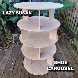 Puede incluir: Un carrusel de zapatos de madera con cinco niveles. El nivel superior está etiquetado como "LAZY SUSAN" y el nivel inferior está etiquetado como "SHOE CAROUSEL".