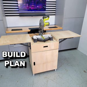 Könnte beinhalten: Ein Holztisch für eine Gehrungssäge mit einer Gehrungssäge oben. Der Ständer hat zwei ausklappbare Seitentische und einen Schrank mit einer Schublade und einer Tür. Der Text "BUILD PLAN" befindet sich im Bild.