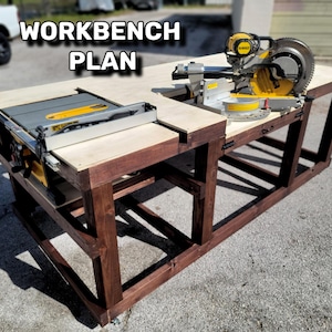 Op de afbeelding: Een houten werkbank met een tafelzaag en een verstekzaag erop gemonteerd. De werkbank is donkerbruin gebeitst en heeft een multiplex blad. De werkbank is gelabeld met "WORKBENCH PLAN".