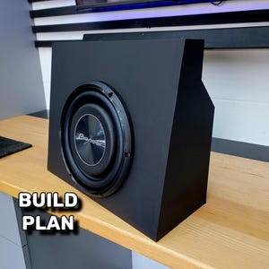 Puede incluir: Caja de altavoz de subwoofer negra con un altavoz Pioneer. El altavoz está montado en una carcasa personalizada. El texto "BUILD PLAN" se muestra en blanco en la parte inferior izquierda de la imagen.