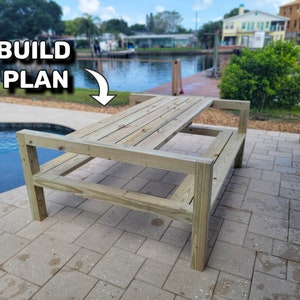 Puede incluir: Un conjunto de mesa y banco de madera para exteriores con un diseño sencillo. La mesa y el banco están hechos de madera sin tratar y tienen un color de madera natural. El conjunto se coloca en un patio con una piscina en el fondo.