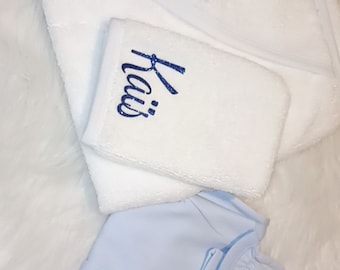 Cape de bain Set de  Naissance personnalisé : Pyjamas, Bonnet , Moufles disponible en bleu et  Rose