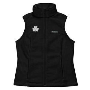 Puede incluir: Chaleco de forro polar negro con cremallera completa y cuello alto. Presenta un emblema de trébol blanco en el pecho izquierdo y un pequeño logotipo de Columbia. Incluye dos bolsillos delanteros.