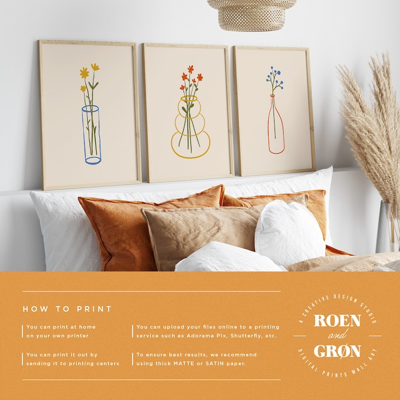 Puede incluir: Tres impresiones florales minimalistas en marcos, con dibujos lineales simples de flores en jarrones. Las impresiones se muestran en una cama con almohadas naranjas y blancas. El texto "HOW TO PRINT" y "ROEN and GR&Oslash;N" es visible debajo de las impresiones.