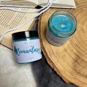 Romantasy Candle – świeca zapachowa w formie książki – świeca książkowa dla moli książkowych – prezent dla miłośników książek – świeca do czytania Fantasy Romance – świeca książkowa