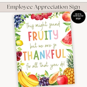 Puede incluir: Un letrero colorido de agradecimiento a los empleados con el texto "Employee Appreciation Sign". El letrero presenta las palabras "FRUITY" y "THANKFUL" en colores brillantes, rodeadas de ilustraciones de varias frutas como arándanos, frambuesas y una piña. Incluye una etiqueta "DIGITAL DOWNLOAD PDF".
