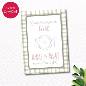 Könnte beinhalten: Ein digitaler Download-Druck mit einem hellgrünen und weißen Vichy-Karo-Rand. Der Druck zeigt den Text "You deserve a BREAK" in einer Schriftart, zusammen mit einer Teller-, Gabel- und Messer-Illustration. Der Text "DINNER & DISHES on us tonight!" ist ebenfalls enthalten.
