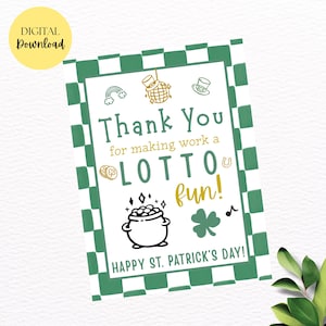 Puede incluir: Tarjeta de descarga digital con un borde a cuadros verdes y blancos. La tarjeta presenta el texto "Thank You for making work a LOTTO fun!" con ilustraciones temáticas del Día de San Patricio.