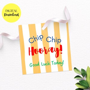 Op de afbeelding: Een vierkant cadeaulabel met verticale gele en witte strepen. Het label heeft de woorden "Chip Chip Hooray! Good Luck Today!" in blauwe en rode letters. Een wit lint is aan het label bevestigd. Een gele cirkel met de woorden "DIGITAL Download" staat in de linkerbovenhoek.